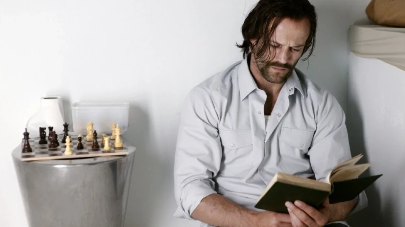 смысл фильма револьвер со стетхемом